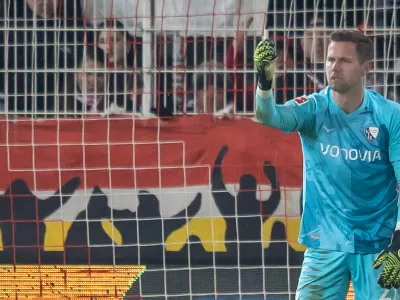 FILED - 14 December 2024, Berlin: VfL Bochum goalkeeper Patrick Drewes shows an object with which he was hit on the head during the German Bundesliga soccer match between 1. FC Union Berlin and VfL Bochum at An der Alten Foersterei. Bochum were declared the winners of the Bundesliga match against Union Berlin on December 14 following a lighter incident, a court of arbitration ruled on Monday, according to dpa information. Photo: Andreas Gora/dpa