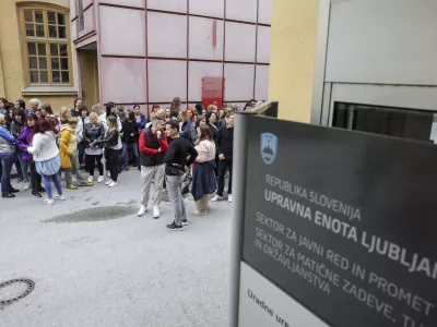 - Upravna enota Tobačna- 24.05.2023 - enourna opozorilna stavka zaposlenih na Upravni enoti UE Ljubljana - uradniki zahtevali dvig plač za sedem plačnih razredov in izenačitev nazivov na upravni enoti z nazivi na ministrstvih – protest – protestni shod - //FOTO: Jaka Gasar