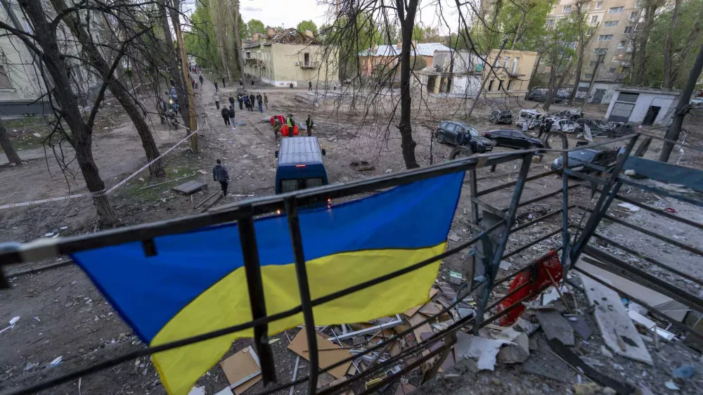 26 April 2025, Ukraine, Kiev: A Ukrainian flag hangs outside a damaged apartment overlooking the site of destruction in the Sviatoshynskyi district two days after a Russian missile strike on Kiev. Photo: Andreas Stroh/ZUMA Press Wire/dpa