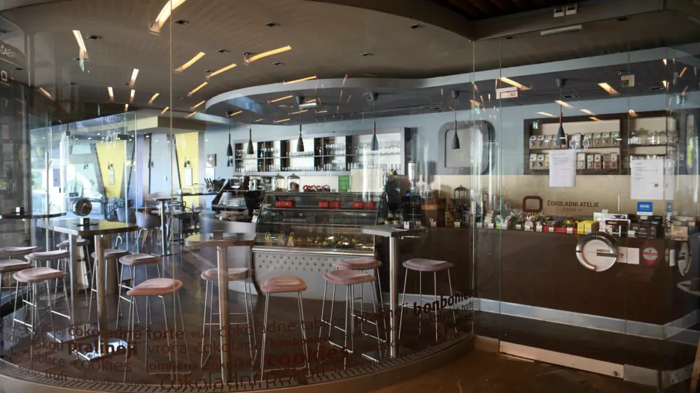 Voda v Maximarketu je še vedno okužena, saj vzroka še niso odkrili. F Tomaž Skale