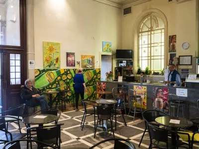 Z gradnjo nove železniške postaje bodo v kratkem zaprli Podhod bar v avli. Lokal, ki je sicer z drugo podobo in vzdušjem bil v sedanjem času nekakšen odmev, če ne vsaj fizično obeležje nekdanjega dogajanja. Foto: Nik Erik Neubauer