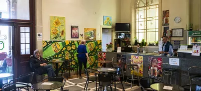 Z gradnjo nove železniške postaje bodo v kratkem zaprli Podhod bar v avli. Lokal, ki je sicer z drugo podobo in vzdušjem bil v sedanjem času nekakšen odmev, če ne vsaj fizično obeležje nekdanjega dogajanja. Foto: Nik Erik Neubauer