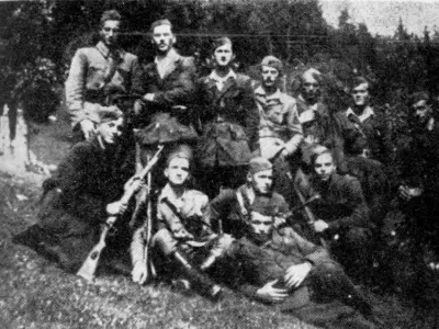 Komandanti in komisarji Vojkove brigade. Fotografijo tukaj objavljamo kot spomin na tipično slovensko brigado. / Foto: Avtor Neznan