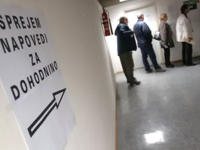 - sprejem napovedi za dohodnino - oddaja davčne napovedi - dohodnina 2005, DURS, Davčni urad, izpostava Ljubljana Vič, //FOTO: Matej PovšeOPOMBA: ZA OBJAVO V ČASOPISU DNEVNIK