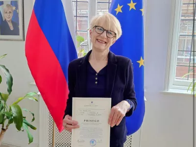 Strokovnjakinja za vino Caroline Gilby je državljanstvo prejela kot priznanje za dvajsetletno delo. Foto: zajem zaslona