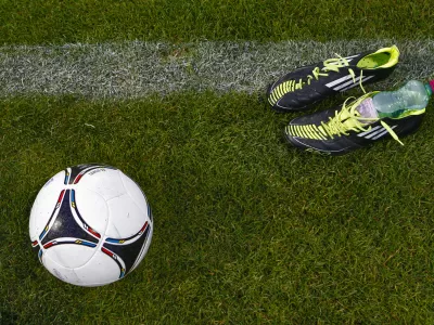 - ilustrativna fotografija - nogometne superge - kopačke, žoga - nogometno igrišče - voda - nogomet - šport//FOTO: Tomaž Skale