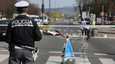 ﻿- 29.3.2017 - križišče Zaloška cesta - Toplarniška ulica v Ljubljani - prometna nesreča v kateri sta bila udeležena reševalno vozilo in motorno kolo - voznik motorja in njegova sopotnica sta umrla na kraju nesreče,//FOTO: Luka Cjuha