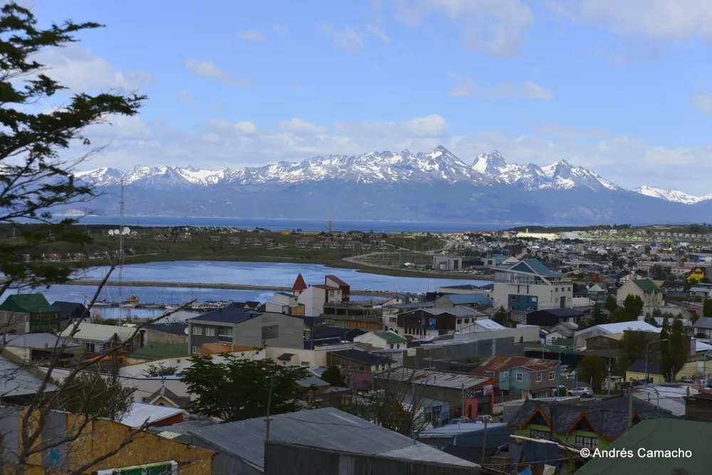 ﻿Najjužnejše mesto - UshuaiaČeprav je za mnoge najjužnejše mesto na svetu Puerto Williams na čilskem otoku Navarino - velik del prebivalcev tega kraja so pripadniki čilskega mornarice, je najbolj južno naseljeno mesto, ki dejansko živi, argentinska Ushuaia (54°48'7"S 68°18'11"W). Gre za upravno središče najjužnejše argentinske province »Tierra del Fuego, Antártida e Islas del Atlántico Sur« in največje mesto na Ognjeni zemlji. Mesto je bilo ustanovljena leta 1884, od leta 1902 pa je bil v mestu zapor. Leta 1947 so ga zaprli in uvedli mnoge davčne ugodnosti, da bi privabili nove prebivalce. V času zapora so zgradili le železnico, v zadnjih letih pa ima mesto z okoli 60.000 prebivalci, vse nivoje šolstva, prometne povezave s svetom, verske objekte in sodišča. Imajo dve televizijski postaji, dva dnevna časopisa in dve besno nasprotni moštvi v hokeju na ledu. V zadnjem času mesto, ki je živelo od ribolova, ovčereje, pridobivanja zemeljskega plina in nafte, služi s turizmom. Pohodništvo, smučanje, križarjenja, umetniški bienale… Rekord pri visokih temperaturah imajo nekaj pod 30 stopinjami januarja, najnižje gredo julija, ko je ponoči 20 pod ničlo.