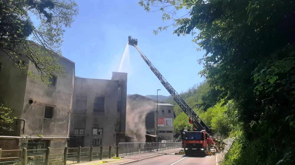Požar TKI Hrastnik, 2. 5. 2025Požar, gasilci, gasilska lestev, gašenje