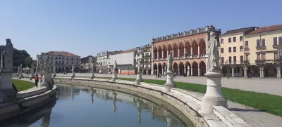 Padova, - Prato della Valle: eden največjih trgov v Evropi.