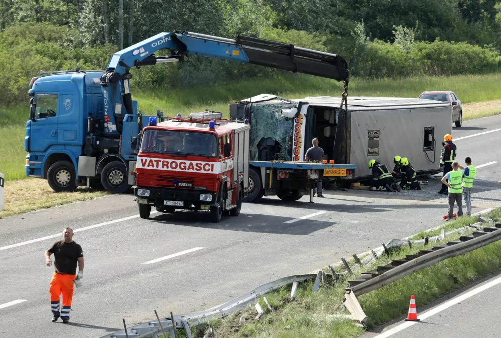 V trčenju avta in avtobusa sta 4. maja na hrvaški avtocesti umrli dve osebi, več jih je bilo ranjenih. 