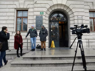 - simbolična fotografija - Okrožno sodišče v Ljubljani - novinarji - mediji -- 09.03.2023 - sojenje - predobravnavni narok v tožbi davčnega svetovalca Roka Snežiča proti ministru za delo Luki Mescu zaradi žaljive obdolžitve //FOTO: Tomaž Skale