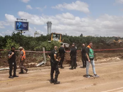 04 May 2025, Israel, Tel Aviv: Israeli security forces take security measures after Yemen's Houthi group targets Ben Gurion Airport in Tel Aviv with an attack. Photo: Saeed Qaq/ZUMA Press Wire/dpa