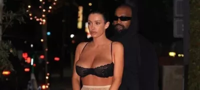 Kanye West je svojo ženo Bianco odpeljal na večerjo, ko je ta na sebi imela le nedrček in hlačne nogavice. S torbico si je prekrila golo mednožje. F instagram