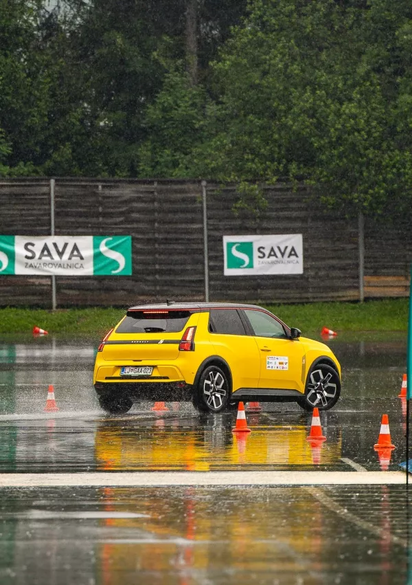 Močno deževje je poskrbelo za še težje razmere. / Foto: Amzs/goran Krošelj