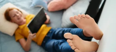 Mlada deklica s tablico v rokah / Foto: Istock