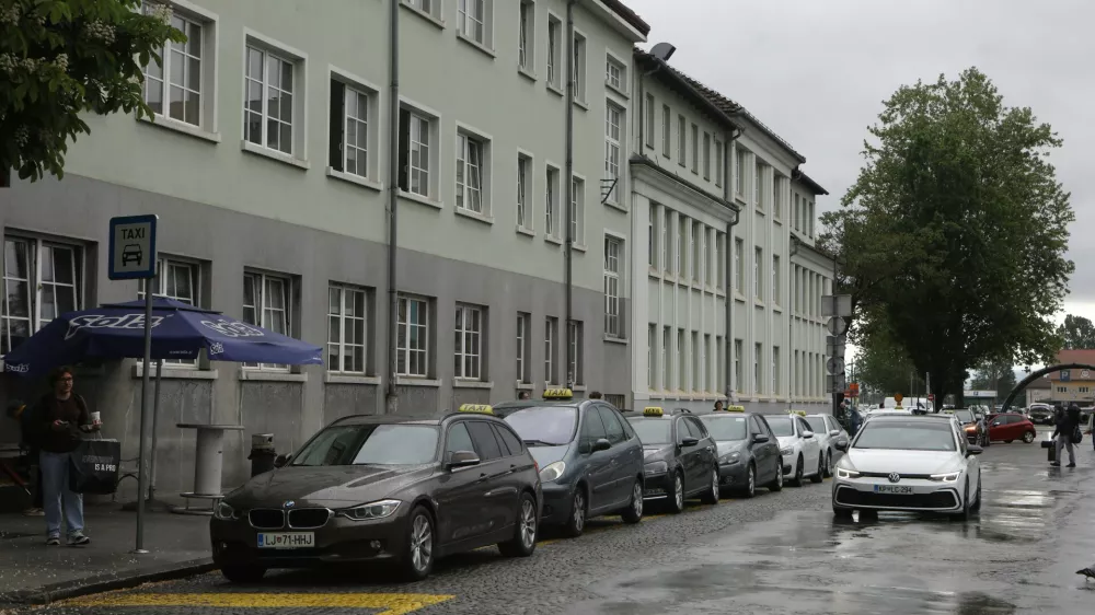05.05.2025 - Taxi - Taksi služba - prevoz potnikov Železniška postajaFoto: Luka Cjuha