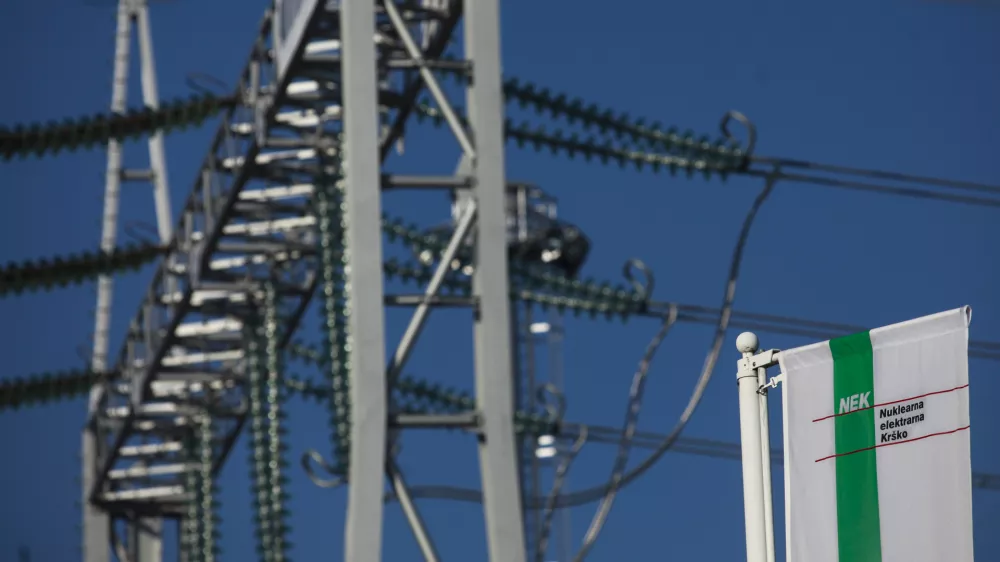 ﻿- električni daljnovod - električna napetost - visokonapetostni vod - sevanje - elektrifikacija - elektrika- 4.12.2013 - Nuklearna elektrarna Krško - NEK je opremljena z Westinghousovim lahkovodnim tlačnim reaktorjem toplotne moči 2000 MW. Njena moč na pragu je 696 MW. Elektrarna je priključena na 400 kV omrežje za napajanje potrošnih središč v Sloveniji in Hrvaški.   //FOTO: Luka Cjuha