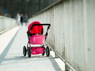 Otroški voziček. Simbolična.
