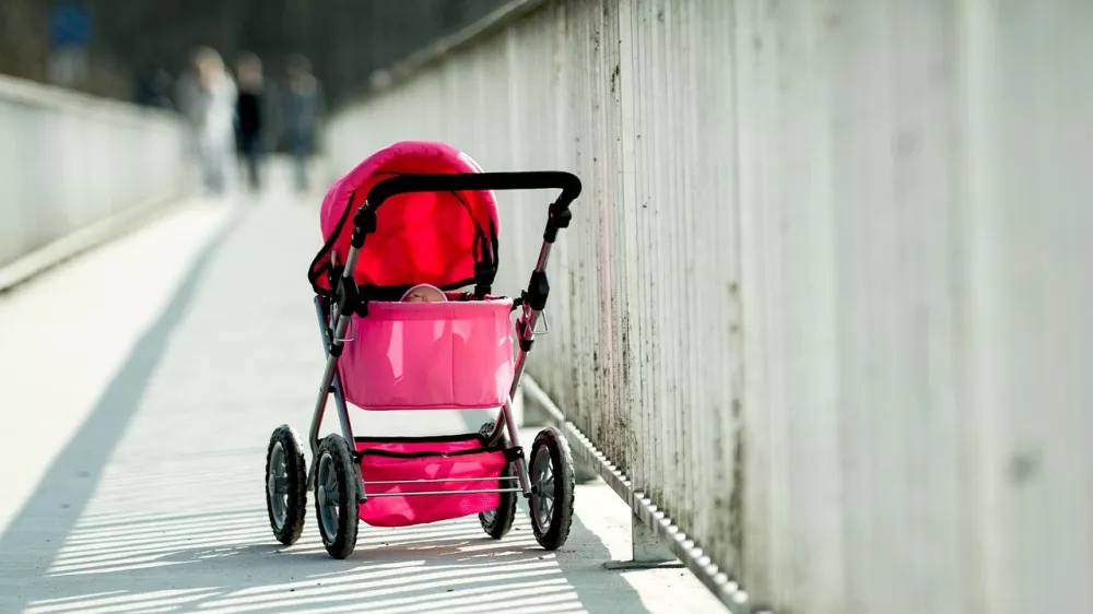 Otroški voziček. Simbolična.