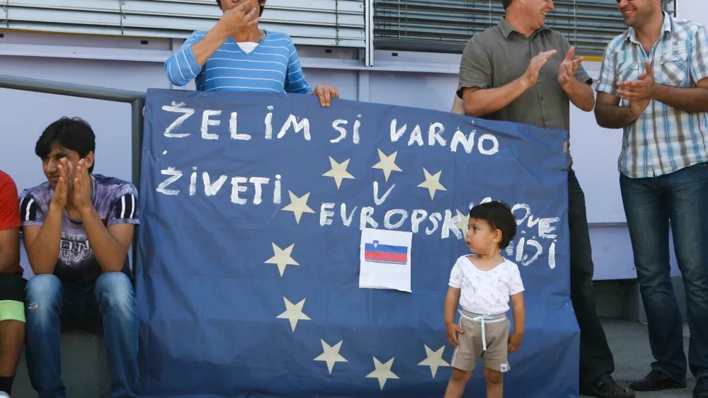 ﻿ - ilustrativna fotografija - transparent Želim si varno živeti v evropski Sloveniji - EU - evropska unija - evropa   - 20.6.2013 - Azilni dom v Ljubljani, Cesta v Gorice 15 - Svetovni dan beguncev - prireditev ob svetovnem dnevu beguncev - begunci    //FOTO: Bojan Velikonja