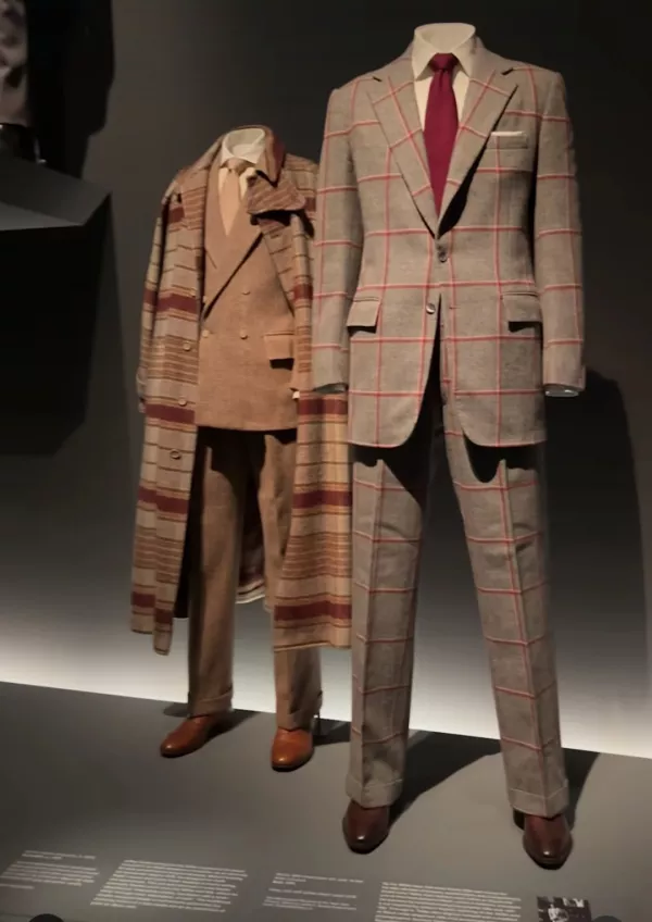 Razstavo "Superfine" je organiziral glavni kustos Andrew Bolton v sodelovanju z gostujočo kustosinjo Monico Miller, F IG/metcostumeinstitute