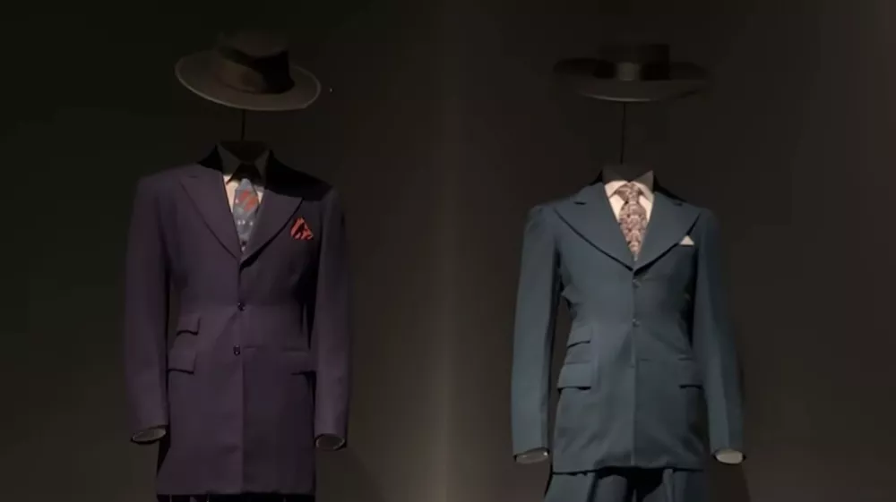 Razstavo "Superfine" je organiziral glavni kustos Andrew Bolton v sodelovanju z gostujočo kustosinjo Monico Miller, F IG/metcostumeinstitute