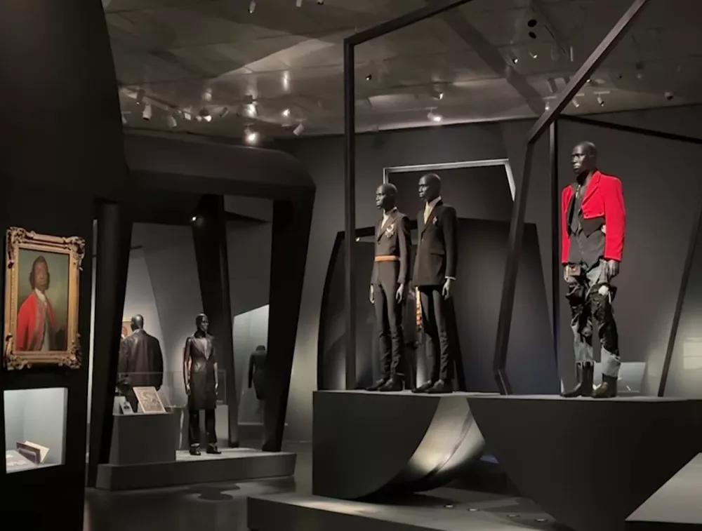 Razstavo "Superfine" je organiziral glavni kustos Andrew Bolton v sodelovanju z gostujočo kustosinjo Monico Miller, F IG/metcostumeinstitute