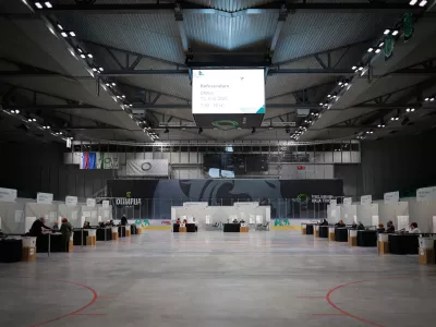 Ljubljana, Hala Tivoli.Predcasno glasovanje na zakonodajnem referendumu.