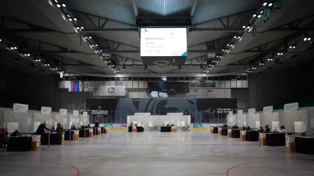 Ljubljana, Hala Tivoli.Predcasno glasovanje na zakonodajnem referendumu.