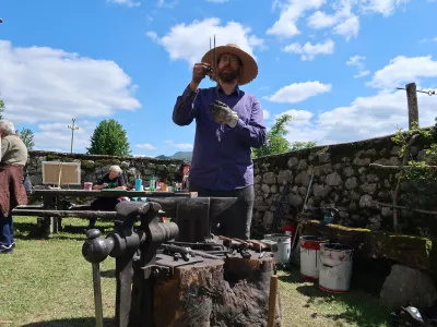 Lokovec, kovaštvo, oglarstvo, prižig kope miru, oglje, oglarska kopa, oglarjenje / Foto: Nataša Bucik Ozebek