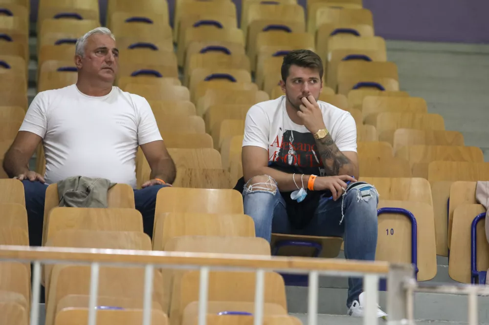 Saša in Luka Dončič- 17.09.2021 koarka Cedevita Olimpija: Krka, superpokal Slovenije 2021 v Hali Tivoli - Koarkarji Cedevita Olimpije so z 78:71 (22:16, 34:36, 58:52) premagali Krko in postali zmagovalci superpokala 2021 //FOTO: Luka Cjuha. / Foto: Luka Cjuha