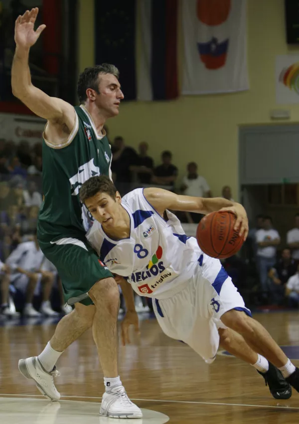 Saša Dončič in Jernej Mihalič, - košarka - Helios: Union Olimpija- liga UPC finale, 4. tekma: - košarkarji Uniona Olimpije so izkoristili prvo priložnost v boju za naslov državnega prvaka, saj so v Domžalah v četrti finalni tekmi premagali domači Helios s 84:60 (21:22, 43:28, 65:43) in tako prvi prišli do tretje zmage. Ljubljančani so tako že 14. osvojili domače prvenstvo, pokal pa so prejeli prav iz rok Domžalčanov./FOTO: Jaka AdamičOPOMBA: ZA OBJAVO V ČASOPISU DNEVNIK / Foto: Jaka Adamič