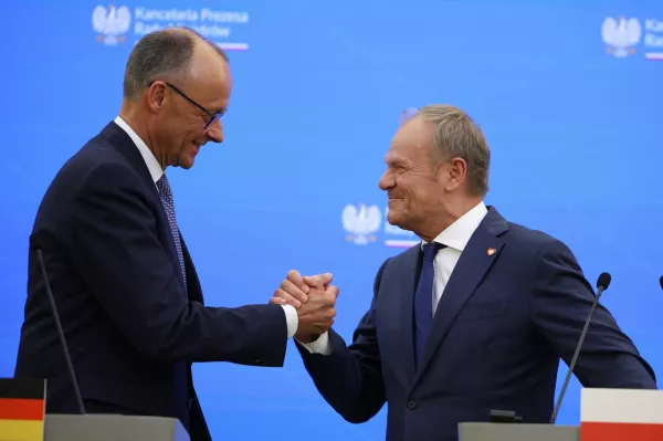 German Chancellor Friedrich Merz and Polish Prime Minister Donald Tusk shake hands as they attend a joint press conference, in Warsaw, Poland May 7, 2025. REUTERS/Kacper Pempel