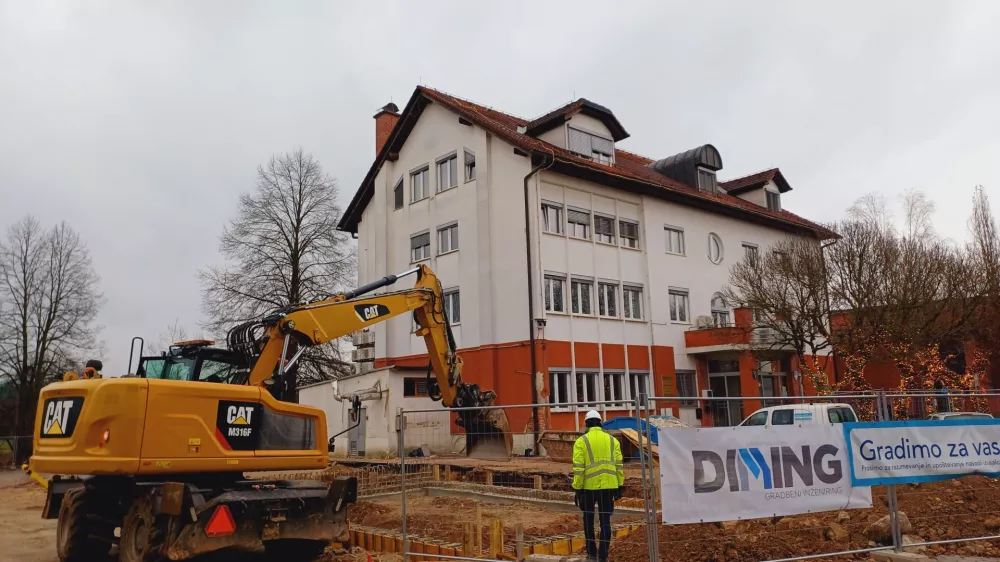 Prenova v poplavah uničene občinske zgradbe, v kateri je deloval krajevni urad, naj bi bila končana do konca poletja. Foto: Tina Jereb