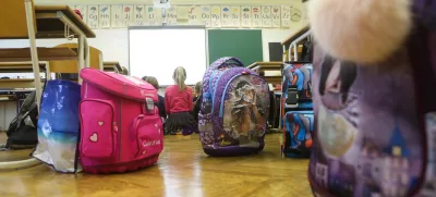 - simbolična fotografija - šolske potrebščine - šolska torba  - 03.09.2018 - Prvi šolski dan v novem šolskem letu 2018/19 – novo šolsko leto za 184.169 osnovnošolcev od tega je prvič šolski prag prestopilo 21.850 prvošolcev - osnovnošolci - šolstvo - šola //FOTO: Bojan Velikonja