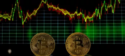 FILE PHOTO: Bitcoin tokens and a price chart are seen in this illustration picture taken November 21, 2024. REUTERS/Remo Casilli/Illustration/File Photo