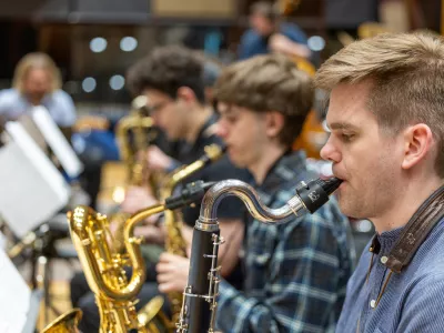 Evroradijski jazzovski orkester te dni med vajami v Ljubljani F Adrian Pregelj