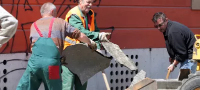 Številni fizični delavci, starejši od 50 let, imajo uničeno zdravje in so praktično nezaposljivi, opozarjajo v Delavski svetovalnici. Fotografija je simbolična. Foto: Luka Cjuha 