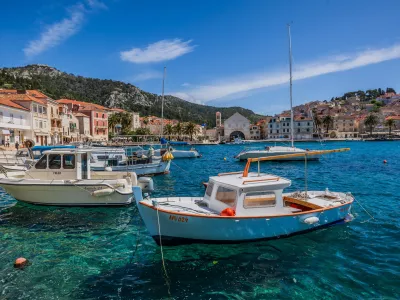 18.04. 2025., Hvar - Suncano i lijepom vrijeme u gradu Hvaru. Photo: Zvonimir Barisin/PIXSELL