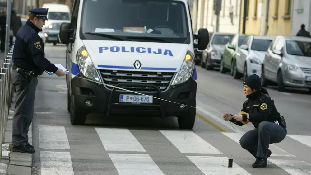 - prometna nesreča - Dalmatinova ulica - objestni mladenič je na prehodu za pešce pri Metalki v središču Ljubljane silovito trčil v 25-letno peško, ki je pravilno prečkala cesto. Žrtev predrznega voznika je s hudimi poškodbami končala v kliničnem centru, policija - meritev//FOTO: Bojan Velikonja