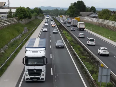 Na razširitev štajerske in zlasti primorske vpadnice pred Ljubljano v šestpasovnico bomo – v zastojih – čakali precej dlje od predvidenega. Foto: Nik Erik Neubauer