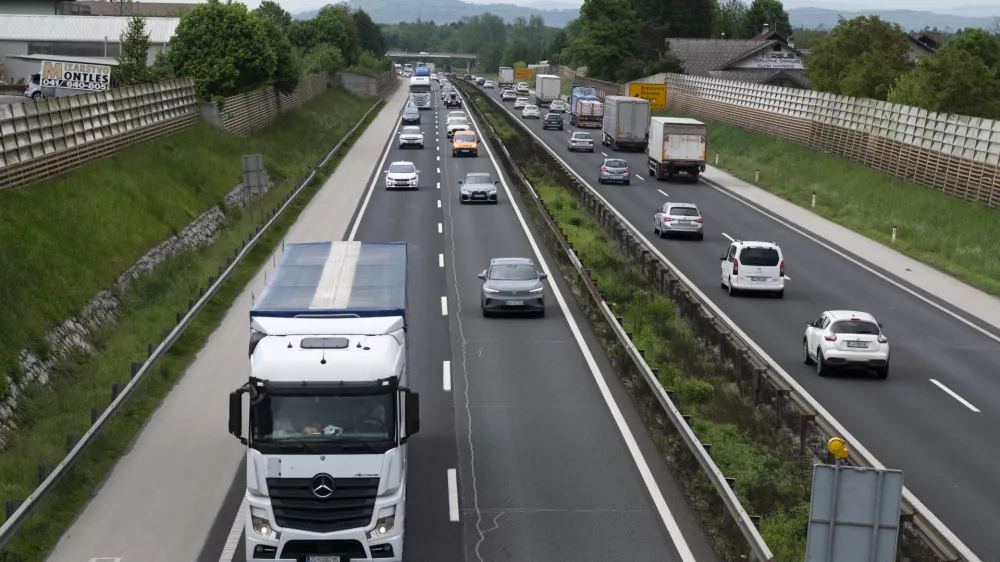 Na razširitev štajerske in zlasti primorske vpadnice pred Ljubljano v šestpasovnico bomo – v zastojih – čakali precej dlje od predvidenega. Foto: Nik Erik Neubauer