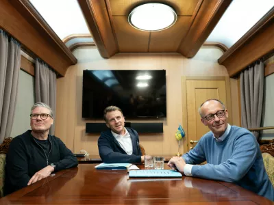 09 May 2025, Ukraine, Kiev: (L-R) French President Emmanuel Macron, British Prime Minister Keir Starmer, and German Chancellor Friedrich Merz stand together in the saloon car of a special train en route to Kiev to meet with the President of Ukraine. Alongside European nations, the United States is pushing for a 30-day ceasefire between Russia and Ukraine. Photo: Stefan Rousseau/PA Wire/dpa