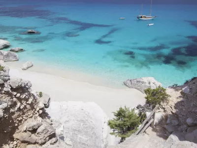 Plaža Cala Goloritzé je uvedla omejitev števila dnevnih dovoljenj za obiskovalce, dostop do nje pa je mogoč le s čolnom, ki mora biti privezan 200 metrov od obale. F Istock