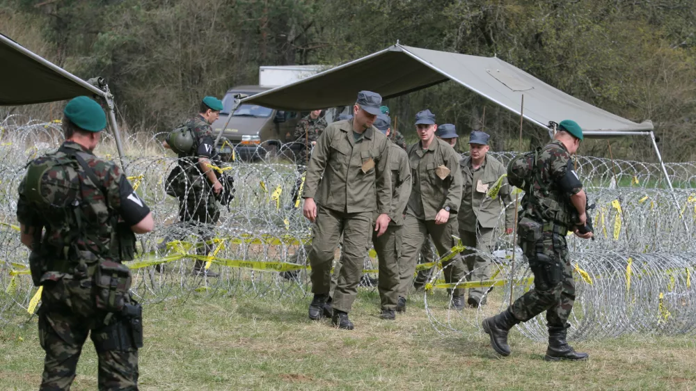 V mednarodni obrambni projekt, ki ga bo koordiniral mariborski grozd zelenih tehnologij, so vključena tri slovenska podjetja in tri fakultete. Fotografija je simbolična. Foto: Luka Cjuha