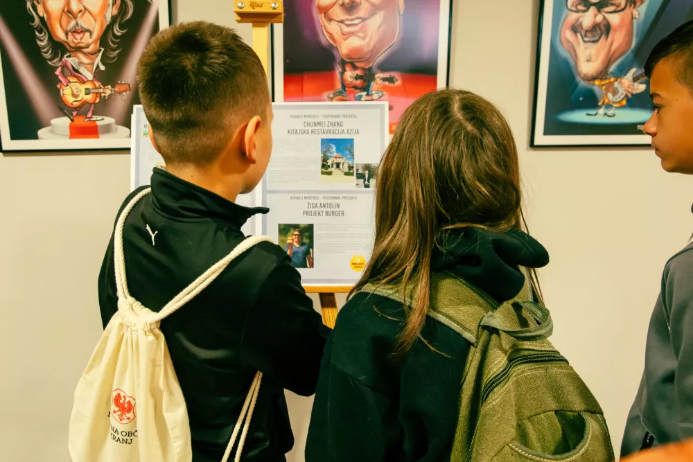 S trinajstimi kuharji mentorji je kuhalo nekaj več kot 100 učencev in učenk, ki so svoje vtise strnili v razstavi. Foto: Sandi Fišer