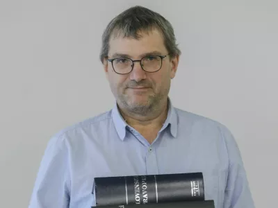 - 25.11.2022 – dr. Simon Krek, jezikoslovec – vodja Centra za jezikovne vire in tehnologije Univerze v Ljubljani, dnevnikov kolumnist //FOTO: Jaka Gasar