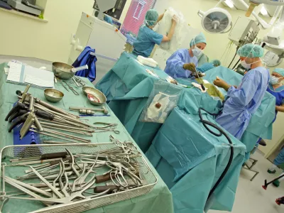 - operacija hrbtenice - ﻿- simbolična fotografija - zdravstvo - - - Ortopedska klinika - Univerzitetni klinični center v Ljubljani- predstavili novo metodo operacije hrbtenice, prijaznejša do bolnika, ki so jo na ortopedski kliniki kot prvi pri nas začeli izvajati leta 2009.///FOTO: Luka Cjuha