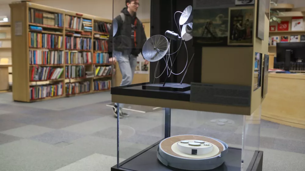 mikro muzej, posvečen pionirju vesoljske tehnologije Hermanu Potočniku Noordungu v Centralni tehnični knjižnici Univerze v Ljubljani. Gre za potujočo razstavo, ki obiskovalcem ponuja vpogled v njegovo življenje, delo ter vizijo prihodnosti vesoljskih raziskav. Foto: Bojan Velikonja 